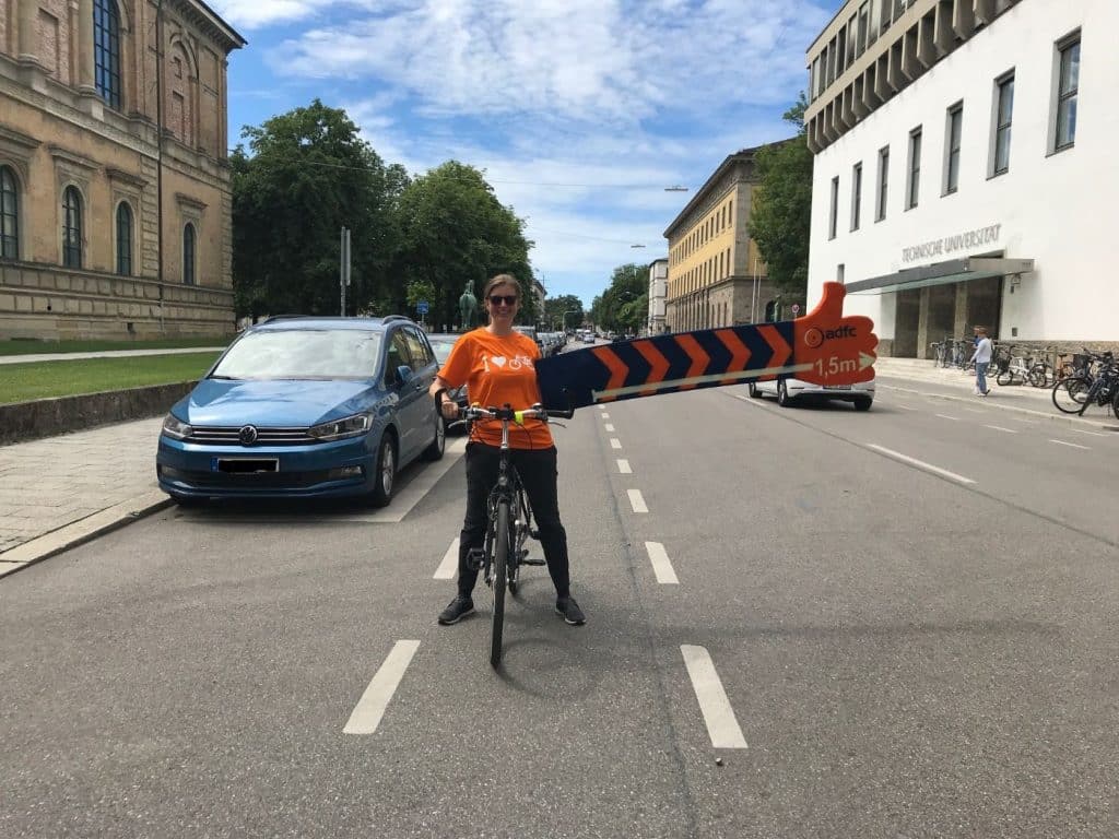Humorvoller Videoclip wirbt für mehr Abstand beim Überholen von Radfahrern