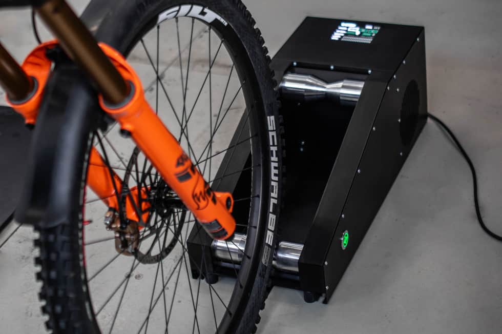 Shocker Distribution beginnt mit Auslieferung der Bremsbelag-Einbremsmaschine