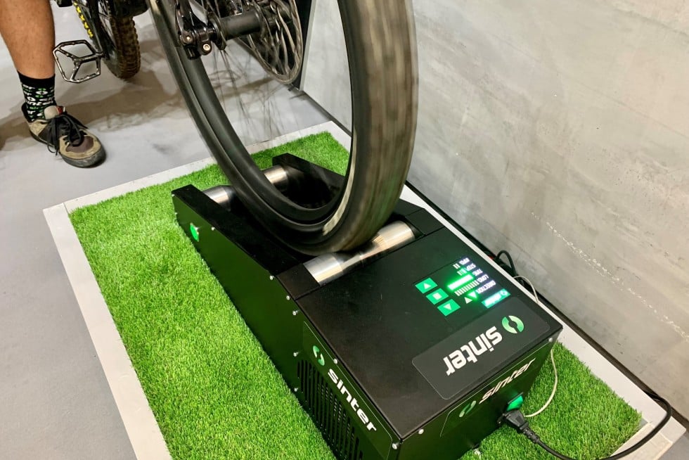 Neue Maschine bremst Bremsbeläge ein