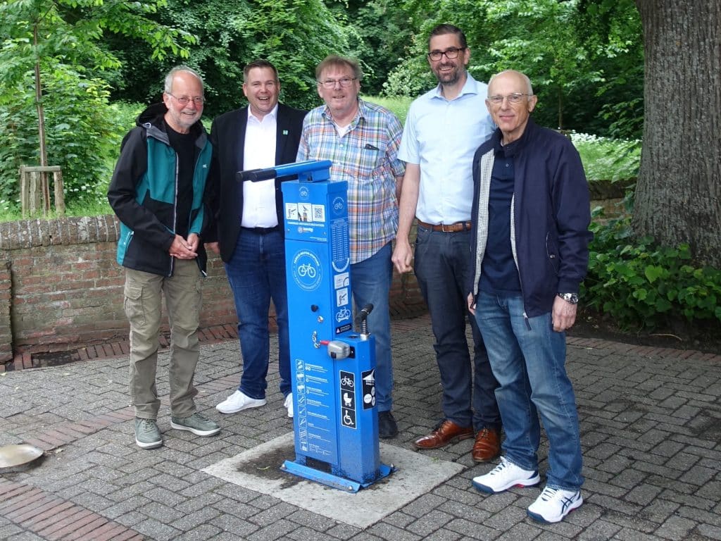 Familie-Reuter-Stiftung-bergibt-drei-Fahrrad-Reparaturstationen-an-Stadt-Norden