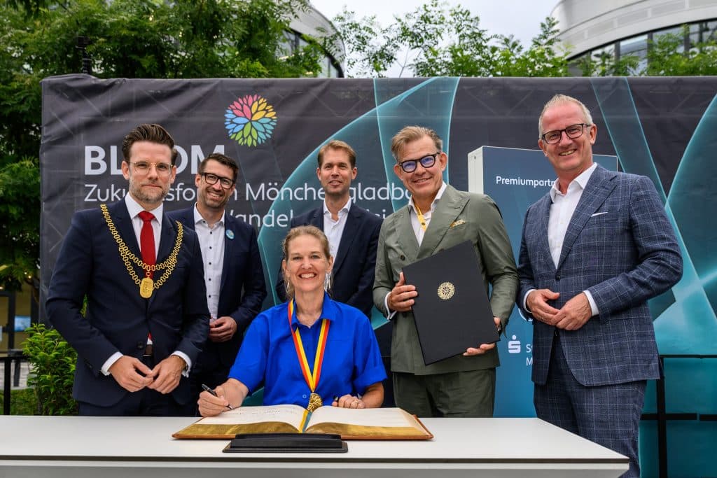 Auszeichnung-f-r-Vaude-Gesch-ftsf-hrerin-Antje-von-Dewitz-erh-lt-Goldene-Blume-von-Rheydt-