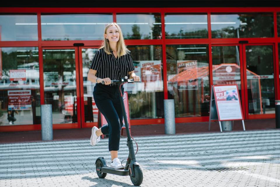Mediamarkt und Saturn vermieten ab sofort E Roller sazbike