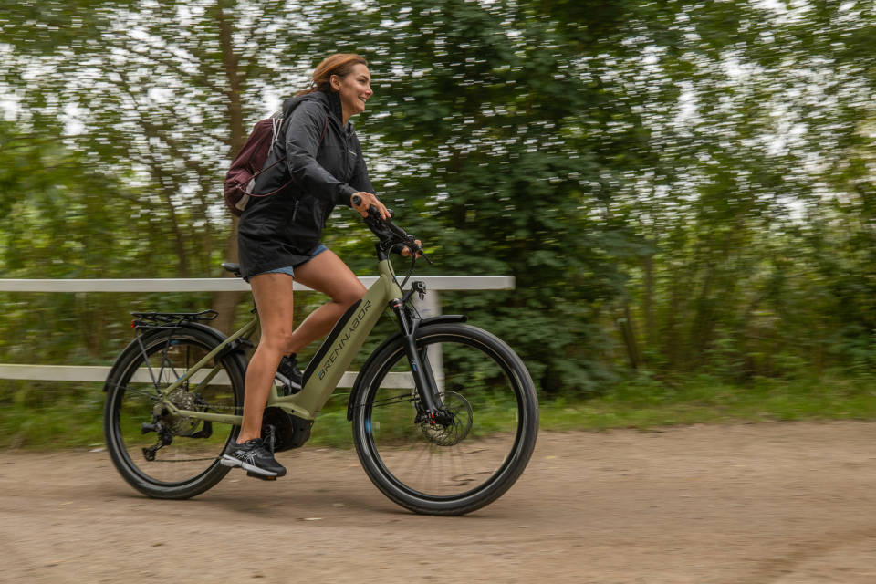 das mädchen bringt sein oder ihr fahrrad