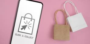 Click&Collect symbol auf Smartphone und Einkaufstüten vor rosa Hintergrund 