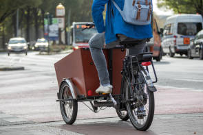 Lastenrad Stadtverkehr junger Erwachsener 