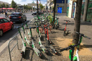 berlin fahrrad scooter parkplatz 