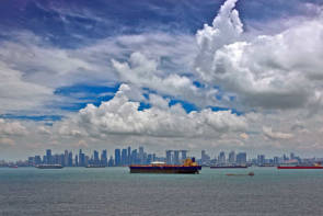 Containerschiffe vor Skyline in Singapur 