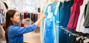 Frau nutzt Hologram Display am Point of Sale 