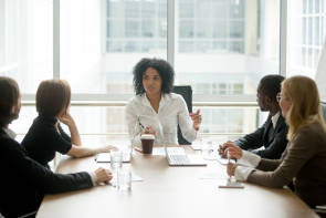 Frauen sitzen am Konferenztisch 