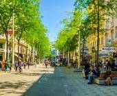 Menschen shoppen auf der Mariahilfer Straße in Wien