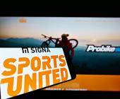 Display mit Logo Signa Sports United Schriftzug