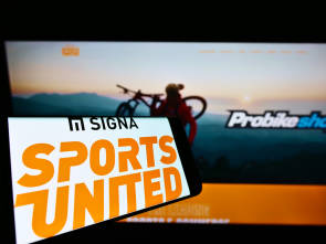 Display mit Logo Signa Sports United Schriftzug 