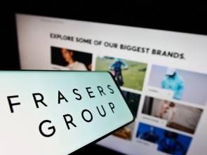 Logo von Frasers Group auf Display 