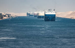 Frachtschiffe im Suezkanal 