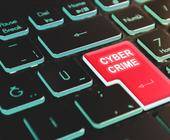 Computertastatur mit roter Cyber-Crime-Taste