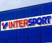 Logo auf Intersport-Store Außenansicht