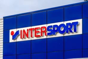 Logo auf Intersport-Store Außenansicht 