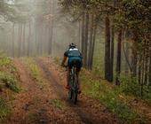 Ein Mountainbiker geht seinem Hobby nach