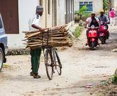 Ein Afrikaner mit seinem Fahrrad
