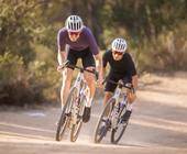 Zwei Radfahrer auf ihren Gravelbikes