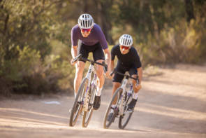 Zwei Radfahrer auf ihren Gravelbikes 