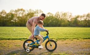 Ein Vater bringt seinem Sohn das Radfahren bei 