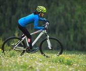 Frau auf Mountainbike