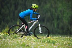 Frau auf Mountainbike 
