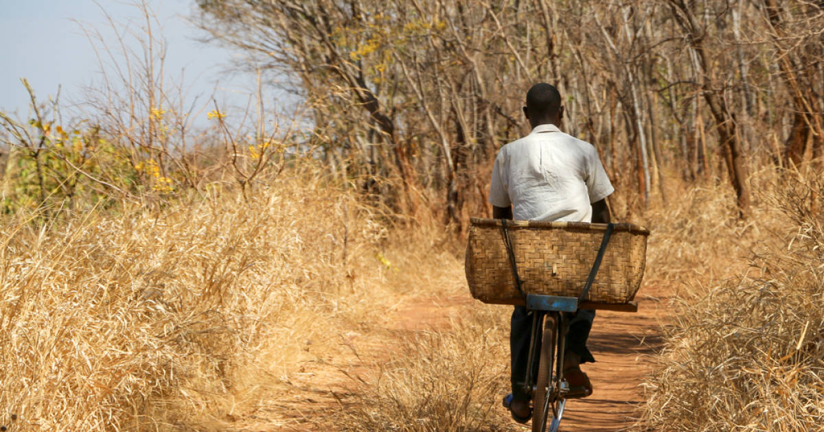Velafrica-und-GWR-in-Frankfurt-schicken-200-Bikes-nach-Malawi
