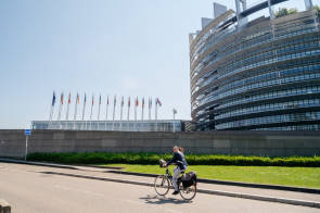 EU-Komission Pledges 