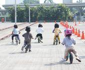 Kinder lernen Fahrradfahren