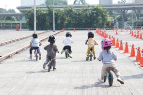 Kinder lernen Fahrradfahren 