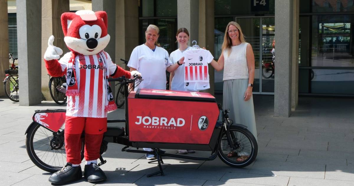 Jobrad-verschenkt-Fu-ball-Trikots-an-Neugeborene-in-Freiburg