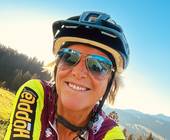 fahrrad selfie vor heugeln und wald