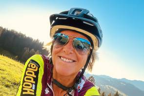 fahrrad selfie vor heugeln und wald 