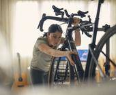 klein frau fahrrad reperatur wohnung