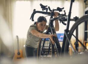 klein frau fahrrad reperatur wohnung 
