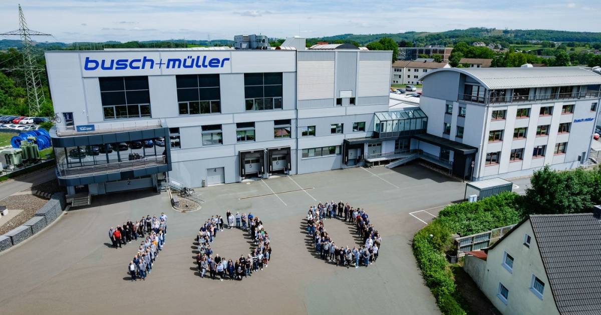 100-Jahre-Busch-M-ller-Vom-Katzenauge-zum-digitalen-Kurvenlicht