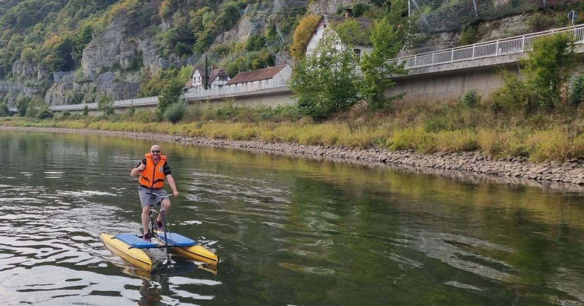 Zweiradmechaniker-feiern-erfolgreiche-Flo-fahrt-auf-der-Weser
