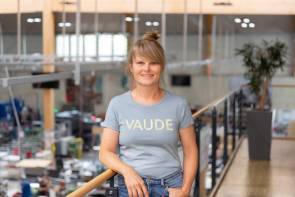 Anika Mauz, Vaude-Lieferantenmanagerin, freut sich über den erneuten Leader-Status. vendor team anika mauz bild vaude fotograf