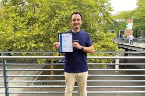Geschäftsführer Stefan Page freut sich über die ISO-9001-Zertifizierung von Businessbike. business bike iso 9001 tuev