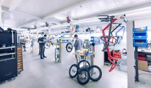 E-Bike-Montage in europäischer Werkshalle. Leva-EU fordert vereinfachte Regeln für E-Bike-Teileimporte aus China. (Symbolfoto)