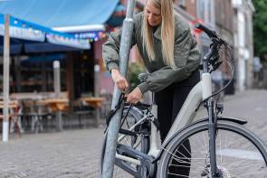 Axa Bike entwickelte das Ringschloss und bietet vielseitige Schloss- und Lichtsysteme. axa