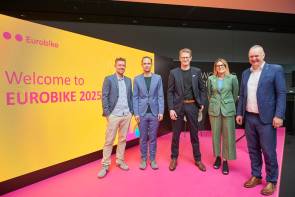 Auf der Eurobike 2025 begrüßten die Geschäftsführer Stefan Reisinger (l., Fairnamic), Wasilis von Rauch (m., Zukunft Fahrrad) und Burkhard Storck (r., ZIV) noch gemeinsam. Nun haben die beiden Verbände die Zusammenarbeit beendet. eurobike